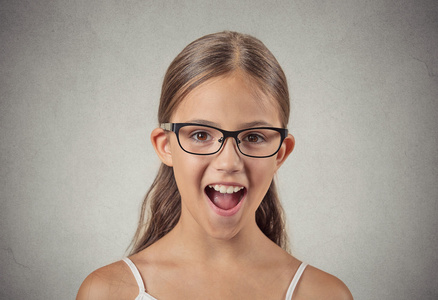 年轻人带着礼物给女朋友惊喜惊喜的女孩与震惊的表情年轻的恐惧和绝望