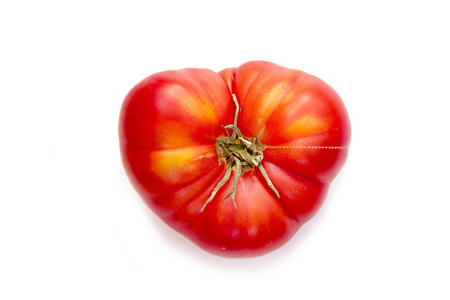 番茄在白色背景上的心的形状