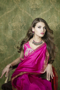 年轻漂亮的女人，穿着印度红