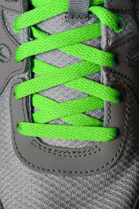 绿色鞋带上的跑步鞋
