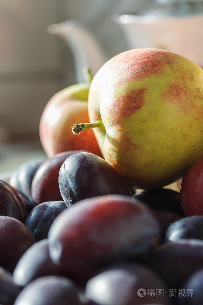 李子和苹果秋天的果实在厨房里