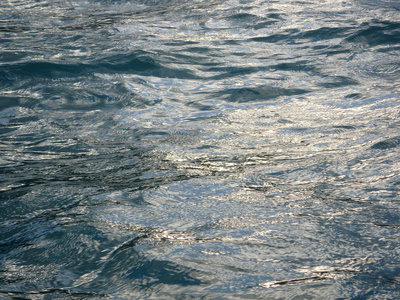 怀马纳洛湾海岸附近的海水波纹图片