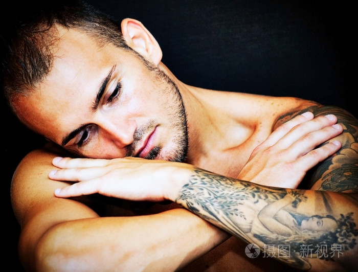 英俊的男人光着膀子拥抱自己