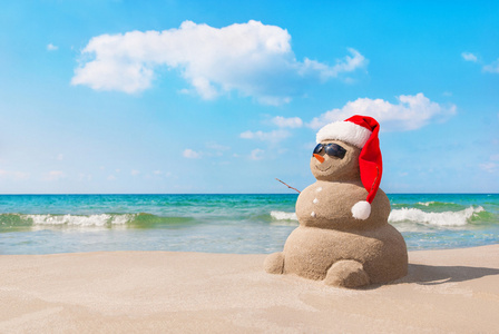 圣诞老人的帽子，在沙滩的圣诞雪人