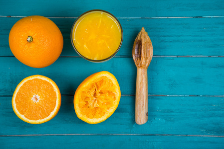 制作新鲜有机橙子榨果汁在桌子上