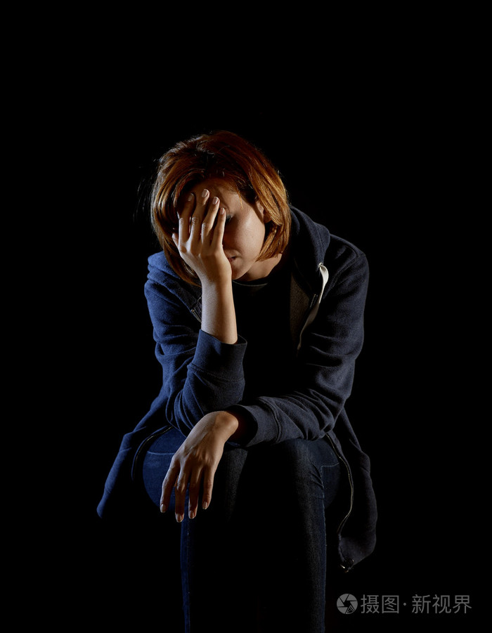 有魅力的女人患抑郁和孤独的痛苦和悲伤的压力