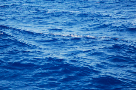 深蓝色的海水在蓝色的背景