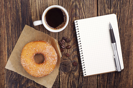 记事本和咖啡与甜甜圈