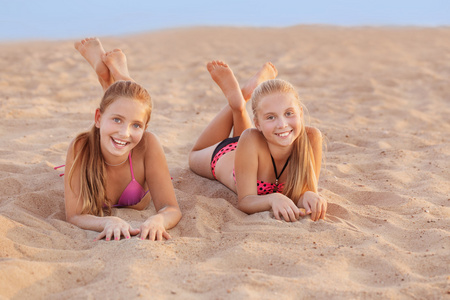 两个快乐的女孩，在沙滩上