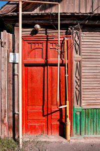 俄罗斯阿斯利康贫民窟住宅明亮的红门