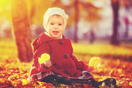 快乐的小女孩，小女孩笑着，在秋天玩