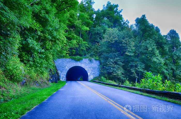隧道穿越 blue ridge 大道在早上山