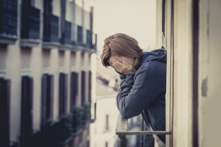 年轻女子患抑郁症和户外在阳台上的应力