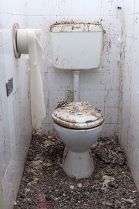 旧废弃房屋的脏厕所
