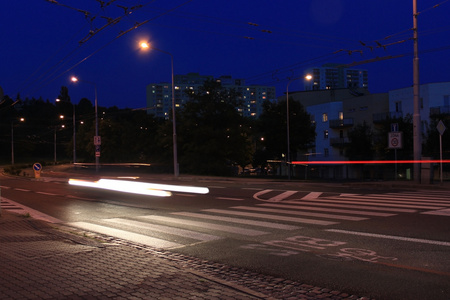 到了晚上，长时间曝露在夜交通道路 行人过路处的行人过路处