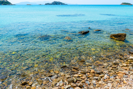 清澈的海水水和岩石的海底