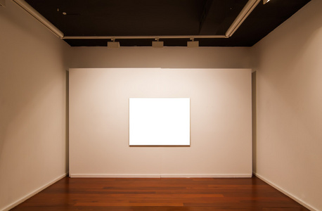 与空白图片在墙上的艺术画廊内政