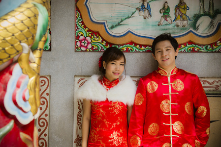夫妇与旗袍适合在华人庙宇图片