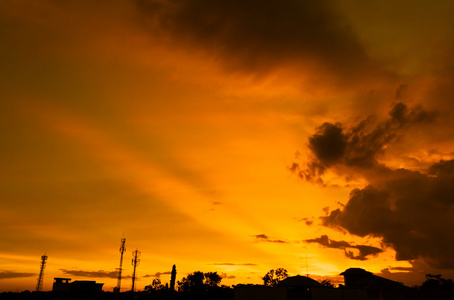 与云的夕阳的天空