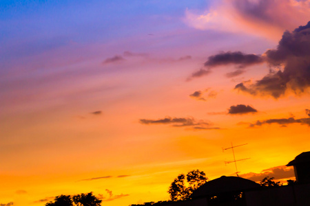 与云的夕阳的天空