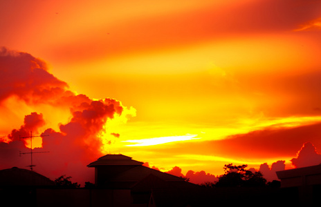 与云的夕阳的天空