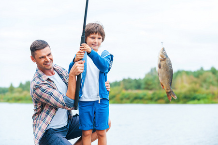 父亲和儿子钓鱼