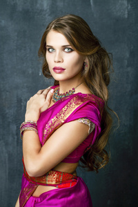 年轻漂亮的女人，穿着印度红