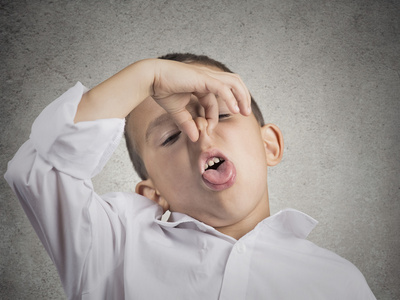 男孩脸上的厌恶捏的鼻子臭臭的照片