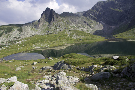 山与山间湖泊在保加利亚
