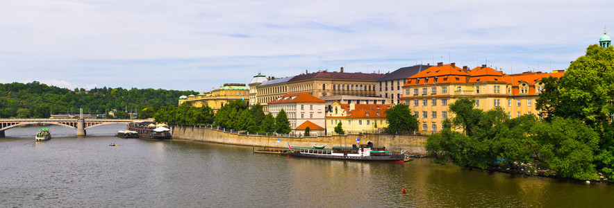 在伏尔塔瓦河在布拉格，捷克瑕疵的全景视图