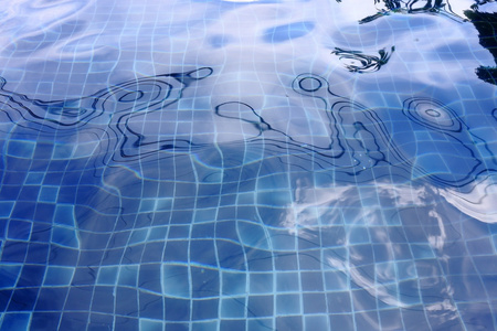 波纹表面游泳池里的水