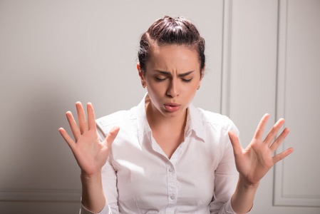 严重的女人穿着一件白色衬衫