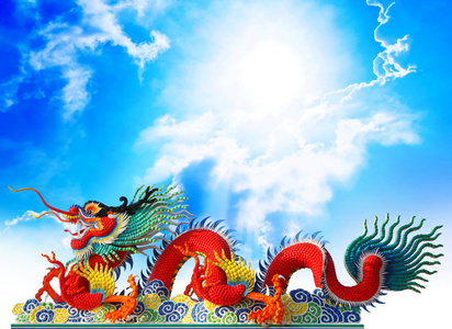 红色的中国龙的灰泥艺术与云计算和蓝色天空背景照片