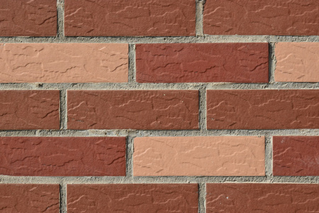 用红色和粉色的砖砌成的墙