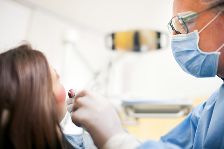 牙医做牙科治疗病人