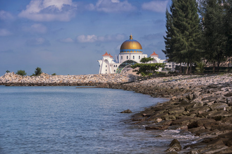 寺(masjidselatmelaka)是一座清真寺,位于马六甲镇附近的马六甲岛上
