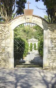 贝塞卢公墓门