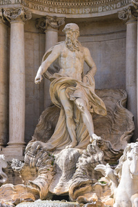 在罗马，意大利的特雷维喷泉在海王星的雕像