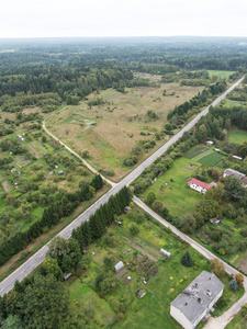 森林和从上面的道路