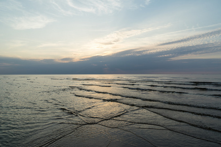 大海与海浪在日落之前