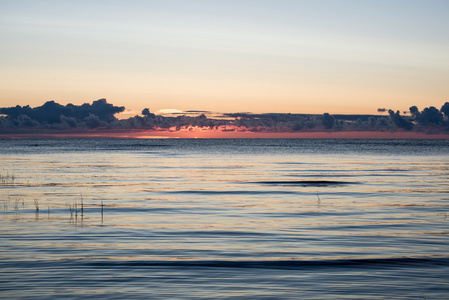 美丽的日出，在野生海滩的海水中