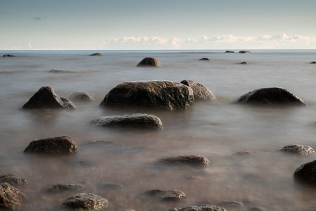 在早上的岩石海岸的视图。长时间曝光拍摄