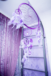 抱着丰富多彩的婚礼花束紫色连衣裙的衬托的伴娘