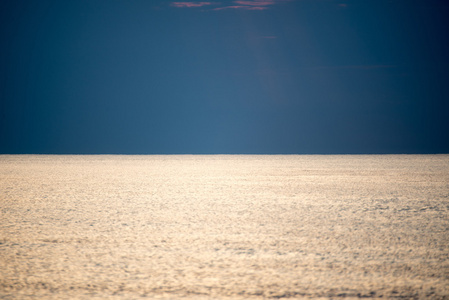 平静的大海与海浪在日落之前