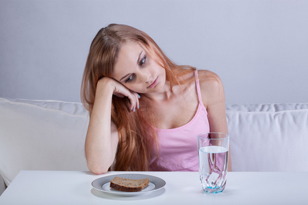 进食障碍与抑郁的女孩