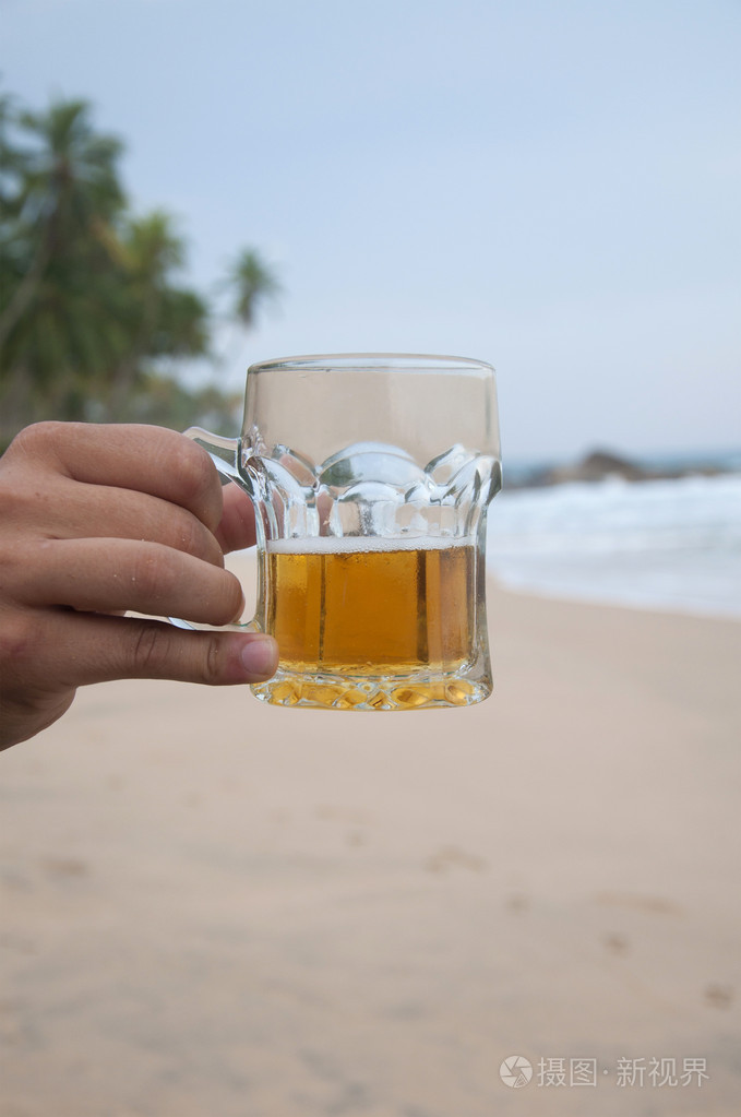 在海滩上喝冰镇啤酒