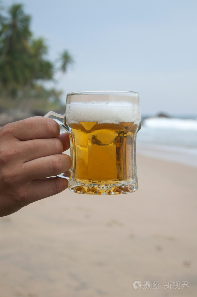 在海滩上喝冰镇啤酒