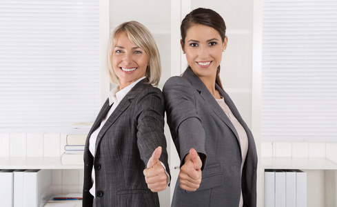 肖像 成功的商业女性团队制造 gestur 竖起大拇指