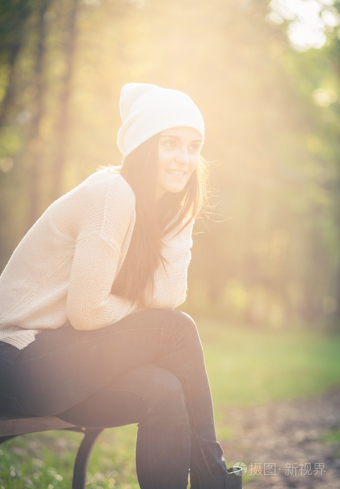 年轻女子室外肖像,柔和的阳光光线