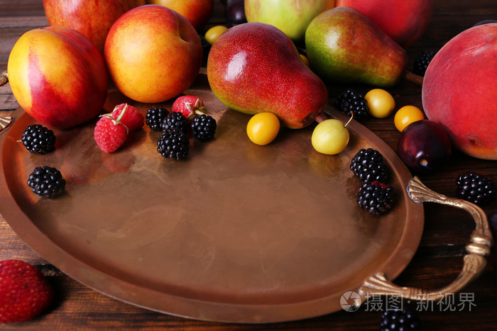 不同的浆果和水果对木桌特写镜头上的纸盒